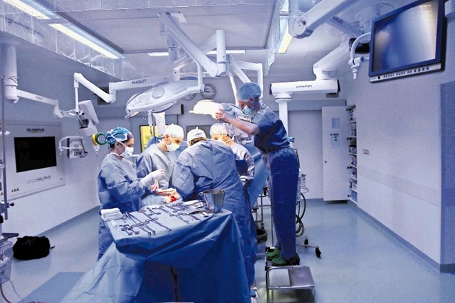 Dr. Marko Bitenc v prostorih Klinike Golnik (na fotografiji) že 13 let opravlja operacije pljuč in drugih organov prsnega...
