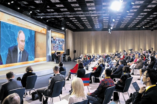 Putin  med tiskovno konferenco ob koncu leta po videopovezavi