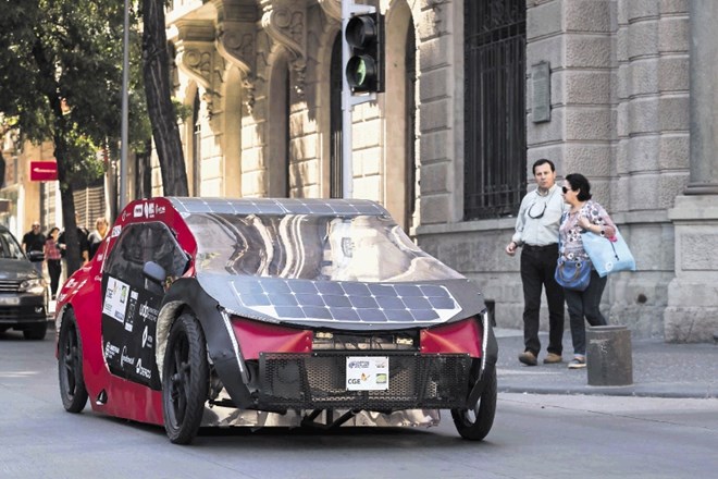 Izzivov pri razvoju avtomobilov na sončne celice je še veliko. Solarni paneli  niso poceni, več ko jih je, dražji je avto, za...