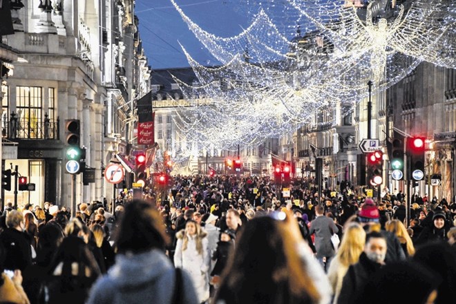 Kupci so se v soboto zlili na londonske ulice pred napovedano veliko zaostritvijo ukrepov zaradi naglega širjenja okužb ob...
