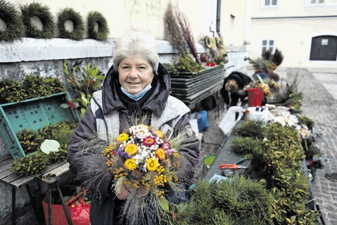 Tina Stojković že dve desetletji v zavetju stolne cerkve prodaja suho cvetje, ki ga vzgaja in posuši sama.