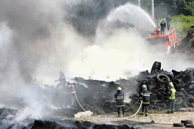 Goreče gume na lovrenški deponiji odpadnih pnevmatik so sredi julija 2008 Dravsko polje zavile v zadušljiv črn dim.