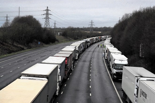 Na britanski strani Rokavskega preliva je zaradi ustavitve prometa obtičalo najmanj 3000 tovornjakov.