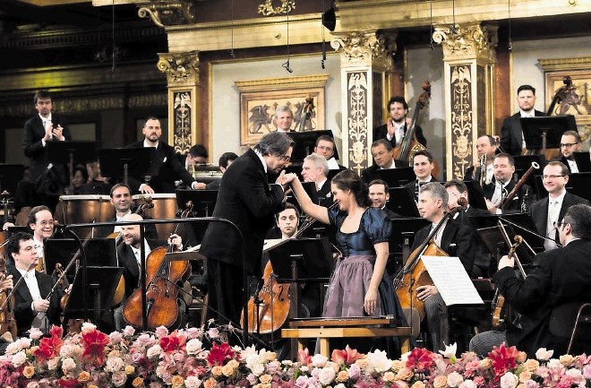 Novoletni koncert z Dunajskimi filharmoniki v Musikverein na Dunaju leta 2018, ko je prav tako dirigiral sloviti maestro...