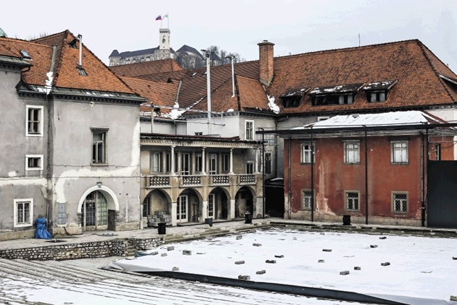 Pomično platneno streho avditorija Križanke je spomladi 2016 popolnoma uničil snegolom.