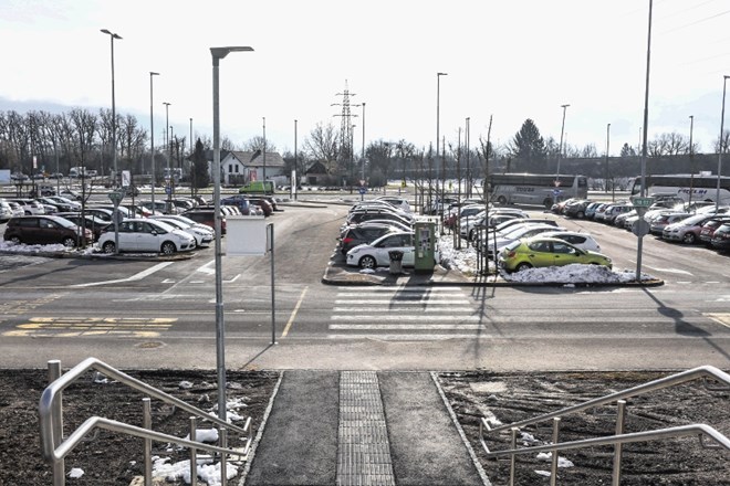 Ljubljanska občina namerava s spremembo odloka o urejanju prometa uvesti možnost plačljivega večdnevnega parkiranja na...