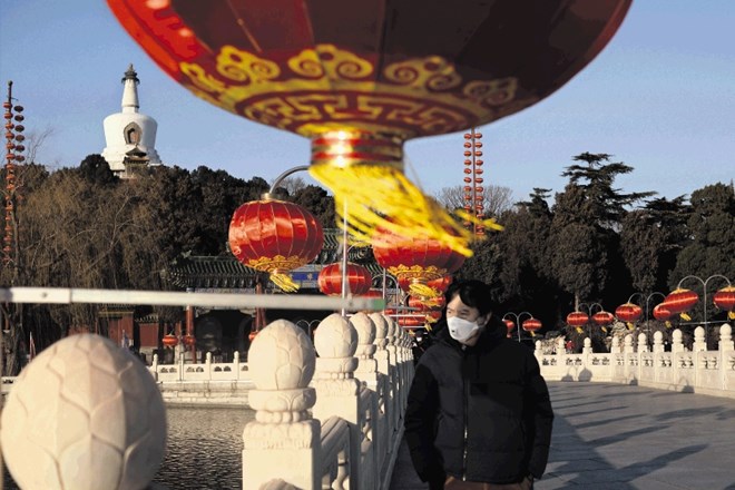24. januar: Kitajsko novo leto mine v znamenju mask in odpovedi množičnih prireditev.