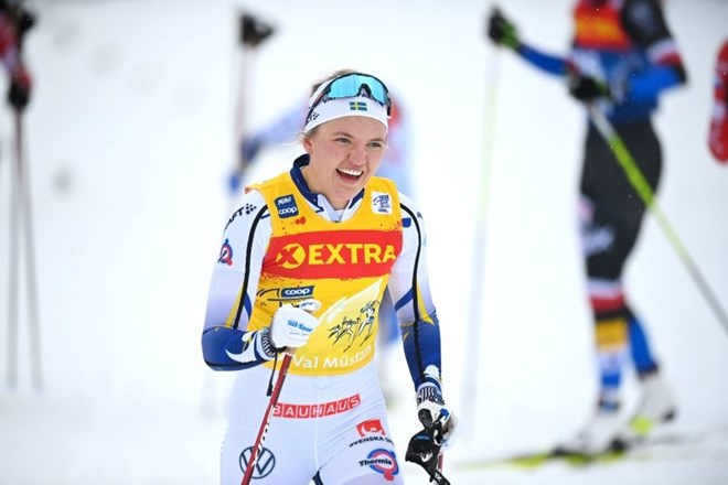 Tako kot v soboto na sprintu je tokrat presenetljivo zmagala Švedinja Linn Svahn.
