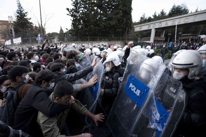 Prerivanje med študenti in policijo v Istanbulu.