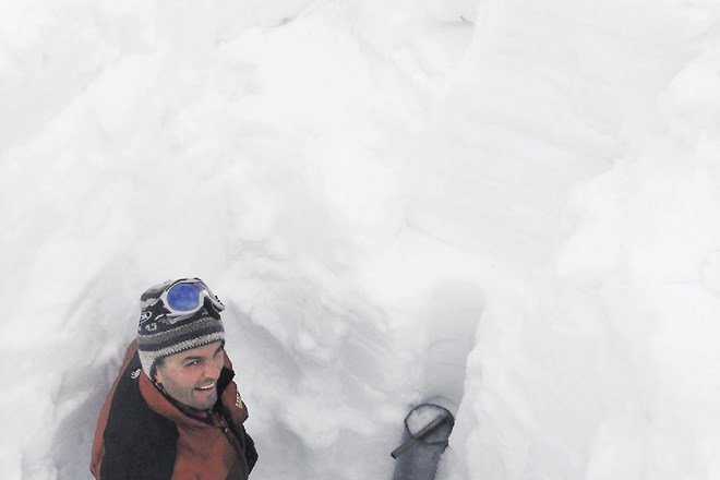 Andrej Rekar pri svojem delu vremenskega opazovalca na Kredarici, kjer meri gostoto snega s prerezom snežne odeje do tal....