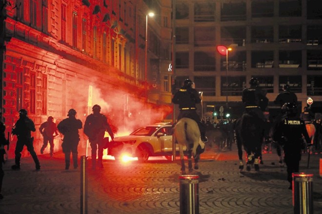 Na nasilnih protestih, ki so v Ljubljani potekali 5. novembra lani, so udeleženci pripadnike policije napadli z različnimi...