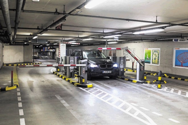 Na Ljubljanskih parkiriščih in tržnicah opažajo, da se veliko voznikov izogiba plačilu parkirnine v javnih parkirnih hišah in...