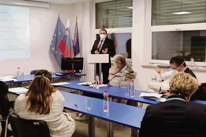 Na včerajšnji seji sveta zavoda slovenjgraške bolnišnice sta se najprej s programom predstavila oba kandidata za direktorja,...