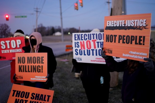 Aktivisti in nasprotniki smrtne kazni so se v torek zvečer zbrali pred zveznim zaporom v Terre Haute in zahtevali ustavitev...