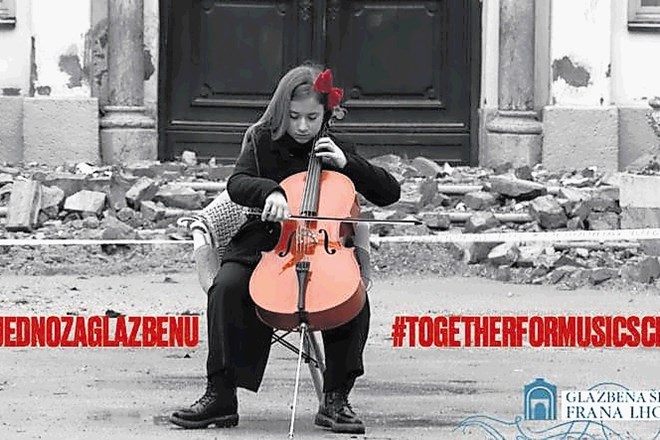Sara Kolar s svojim violončelom zbira denar za novo glasbeno šolo v Sisku, staro  je namreč porušil nedavni potres.