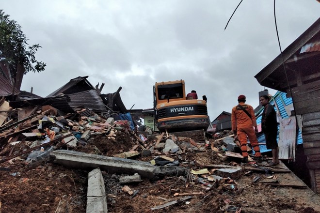 Močnejši potres v Indoneziji terjal več deset življenj