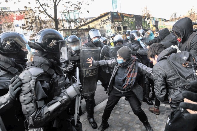 Proti rogovcem in njihovim podpornikom, ki so protestirali proti rušilni akciji, so policisti nastopili s silo, med drugim so...