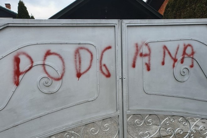 Pred hišo Karla Erjavca napis »podgana«