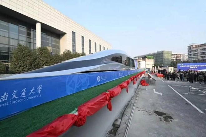 Na Kitajskem predstavili prototip vlaka, ki lahko doseže hitrost 620 kilometrov na uro