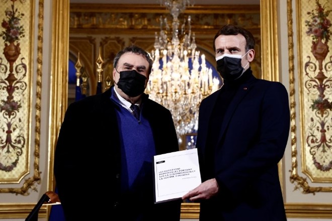 Francoski predsednik Emmanuel Macron (desno) in zgodovinar Benjamin Stora.