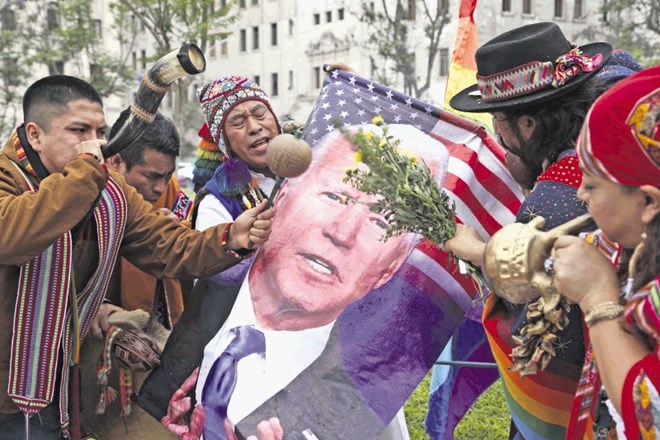 Šamani v Peruju ob podobi  Bidna napovedujejo dogodke v letu 2021 in upajo na boljše čase, tudi za Latinsko Ameriko.