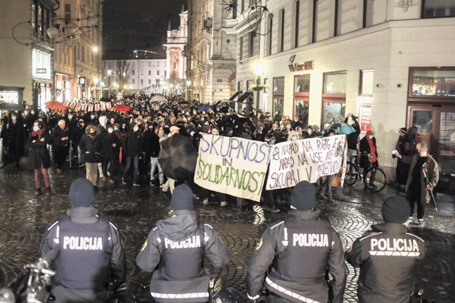 Protestniki so se s Prešernovega trga  odpravili proti mestni hiši. Dostop do nje so preprečevali policisti.
