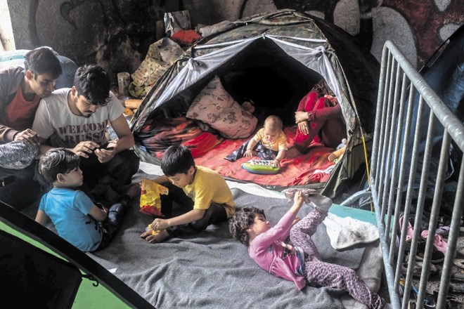 Migranti v Bosni in Hercegovini ostajajo ujeti v težke razmere (na fotografiji taborišče v Bihaću), Slovenija in Hrvaška pa...