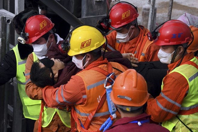 Reševalci uspešno rešili več ujetih rudarjev na Kitajskem 