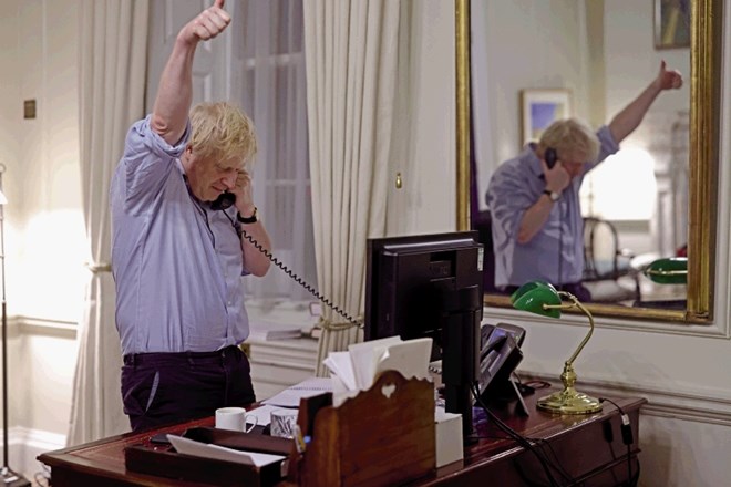 Britanski premier Johnson med telefonskim pogovorom z ameriškim predsednikom Bidnom. Videti je, da je s potekom pogovora zelo...