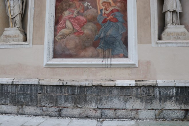 Vandali poškodovali fresko na ljubljanski stolnici