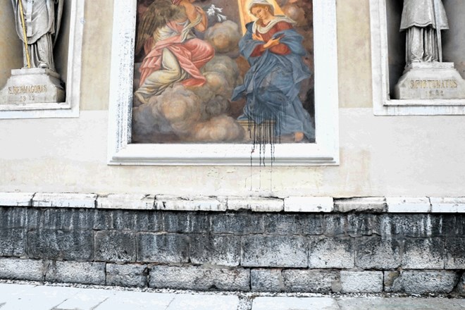 Vandali so s poškodovanjem freske na stolnici povzročili za več tisoč evrov  škode.