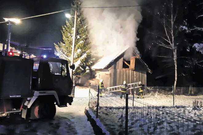 V požaru, ki ga v sredo zvečer gasilo kakih 30 gasilcev, sta pogorela hiša in hlev.