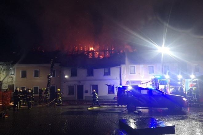 #video Zagorelo v Višnji Gori, s požarom se je borilo več kot 100 gasilcev