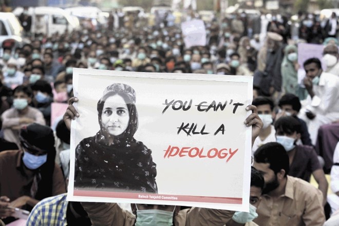 Protesti v Karačiju ob  smrti aktivistke Karime Mehrab, ki so jo ta ponedeljek pod strogim nadzorom varnostnih sil pokopali v...