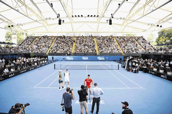 Novak Đoković in drugi največji zvezdniki svetovnega tenisa na ekshibicijskem turnirju v Adelaidi nastopajo pred polnimi...