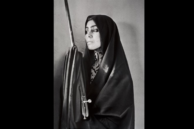 Shirin Neshat: Brez naslova, iz serije Alahove ženske (1994), z dovoljenjem Lah Contemporary