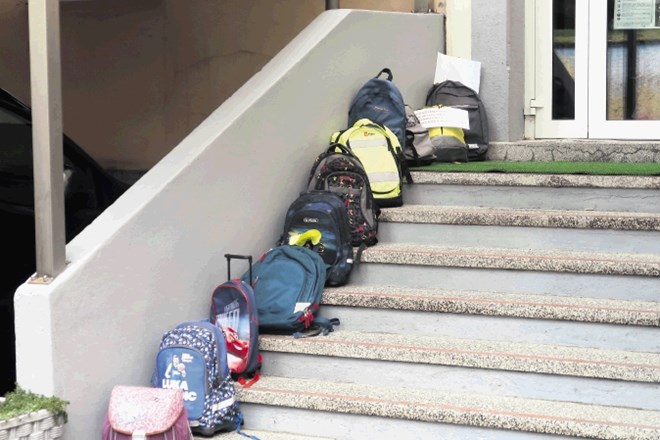 Takole so starši pred OŠ Toneta Okrogarja v Zagorju včeraj odložili okoli 50 šolskih torb.