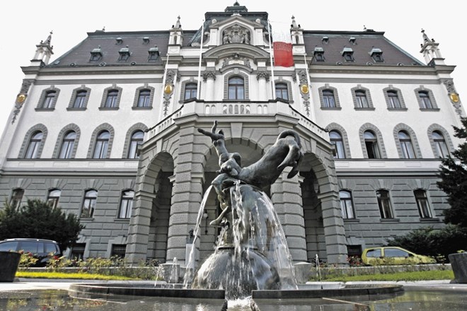 Univerza v Ljubljani je pred preizkušnjo, kako se soočiti s spolnim nadlegovanjem v akademskem okolju, ki je očitno močno...