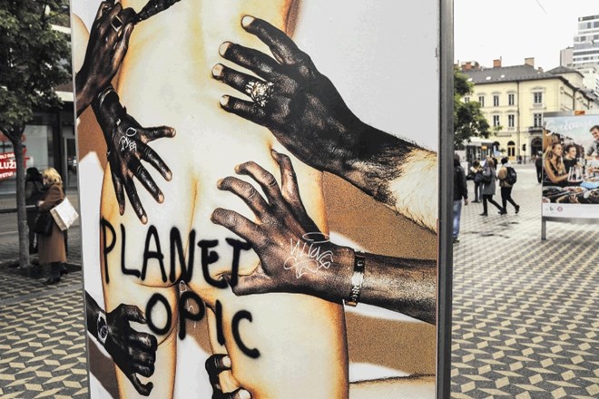 Žensko telo je zlorabljeno na številne načine. Na fotografiji: umetniški protest Katarine Stegnar na ljubljanskem Trgu...
