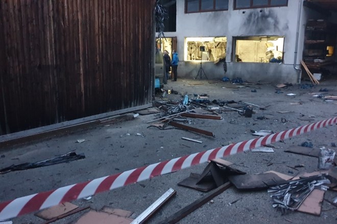 Do silovito močne eksplozije je prišlo v nekdanji mizarski delavnici v Lancovem. Zakaj je eksplodiralo, ni znano.