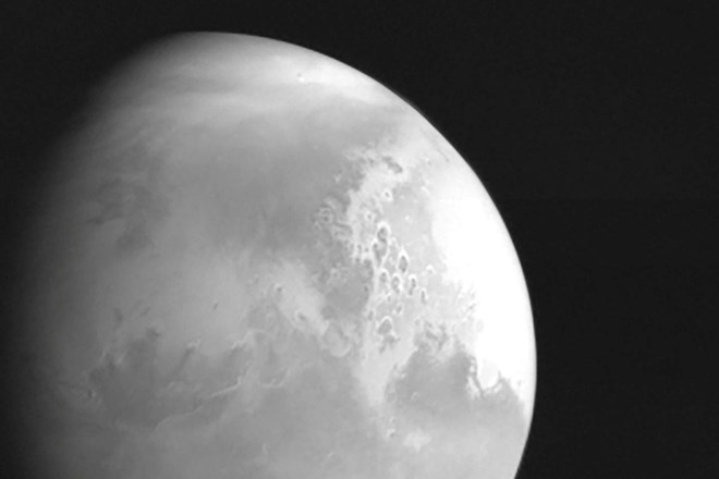 Kitajska sonda Tianwen-1 na Zemljo poslala prvo fotografijo Marsa