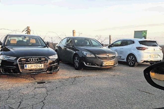 Audi – službeno vozilo ministra za gospodarstvo Zdravka Počivalška pred gostilno Taverna v Ljutomersko-ormoških goricah....