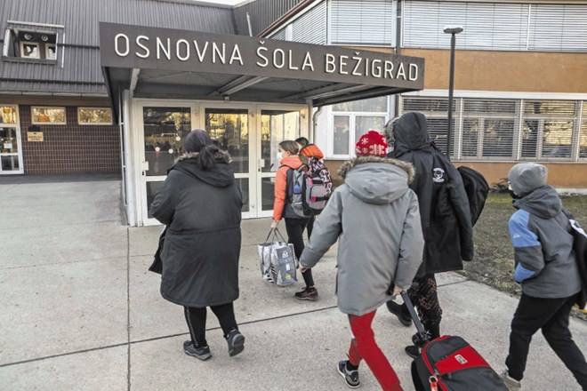 Učiteljice so učence OŠ Bežigrad pospremile mimo garderob v razrede.