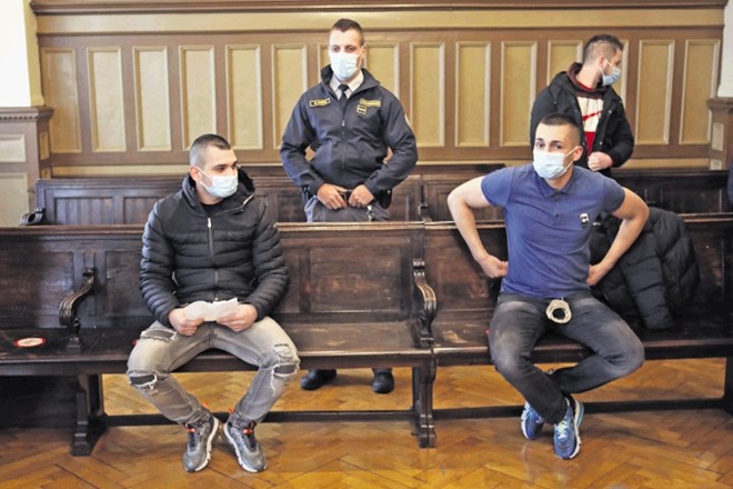 Ne prav prebrisana Evris Ramić (levo) in Edvin Torić sta s streli privabila policiste, ki so ju nato ujeli s štirimi...