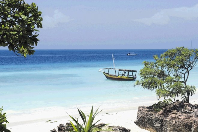 Med Slovenci so v tem času najpriljubljenejši Kanarski otoki in Zanzibar s svojimi čudovitimi plažami.