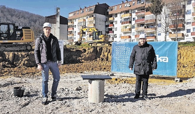 Temeljni kamen za nova bloka sta položila Janez Prosenik (levo), direktor Japi inženiringa, in mirnski župan Dušan Skerbiš.