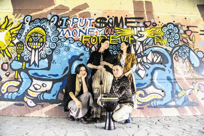 Jelena Soro (druga z leve) je kolovodja zasedbe The Balkan Experience of Song and Ritual.