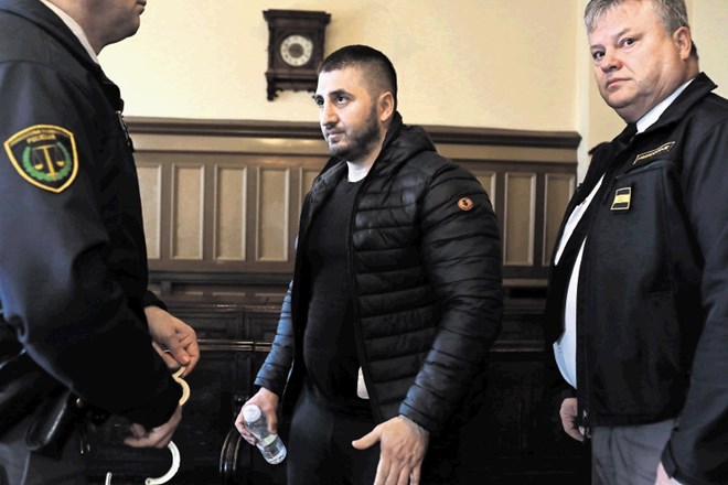 Petintridesetletni bosanski državljan Mehmed Mahmutović danes na sodišču ni bil najboljše volje.
