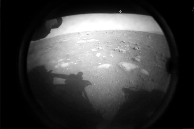Prva fotografija, ki jo je z Marsa takoj po pristanku poslal rover Vztrajnost.