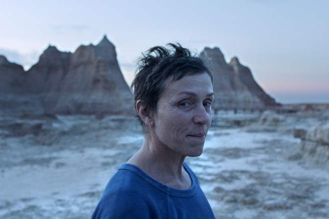 Frances McDormand v glavni vlogi neodvisne drame Dežela nomadov. Proračun: 4–6 milijonov dolarjev.